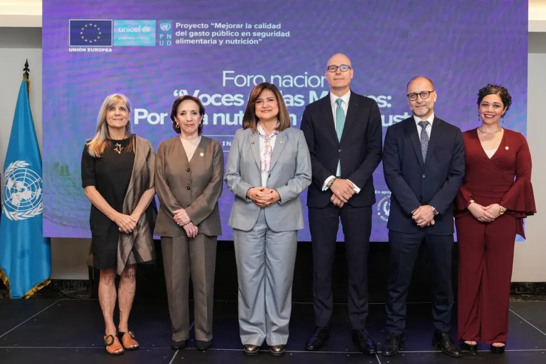 Vicepresidenta, Dra. Karin Herrera y autoridades participantes del foro