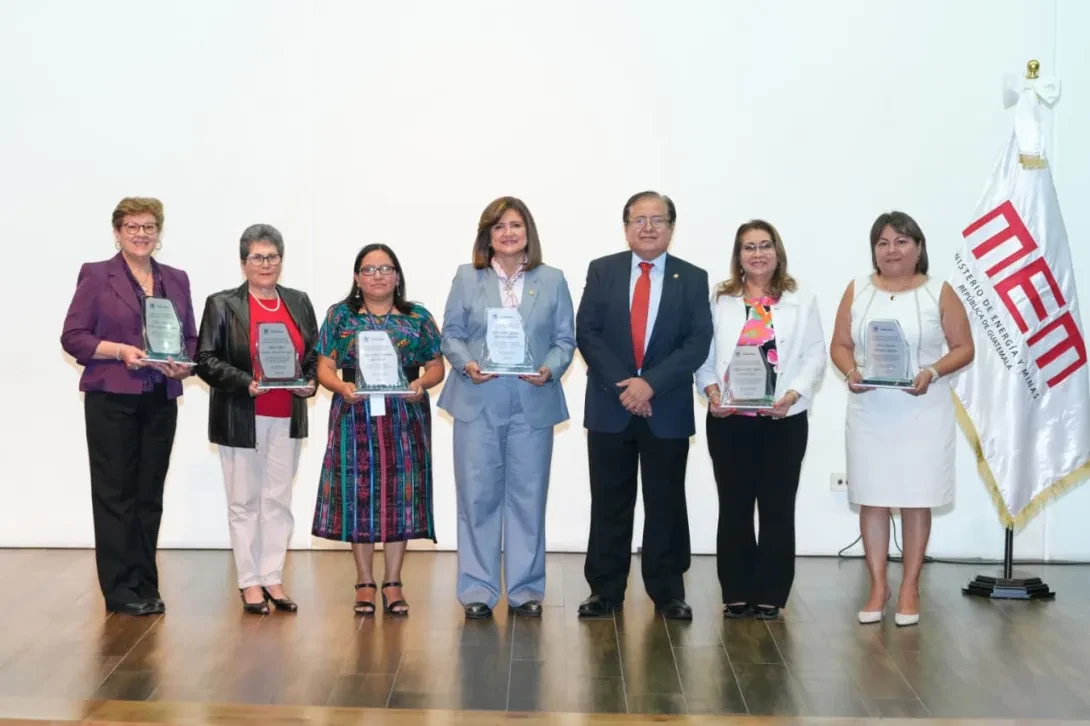 Vicepresidenta, Dra. Karin Herrera recibe un reconocimiento por su trabajo