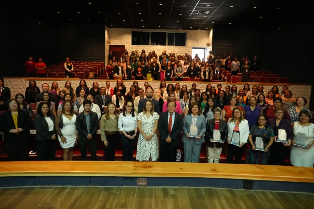 Vicepresidenta, Dra. Karin Herrera con las autoridades y participantes del evento