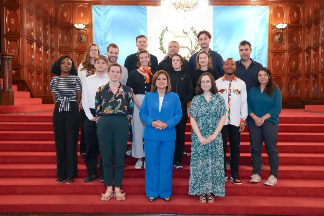 Vicepresidenta, Dra. Karin Herrera con el grupo de estudiantes que realizarán el proyecto
