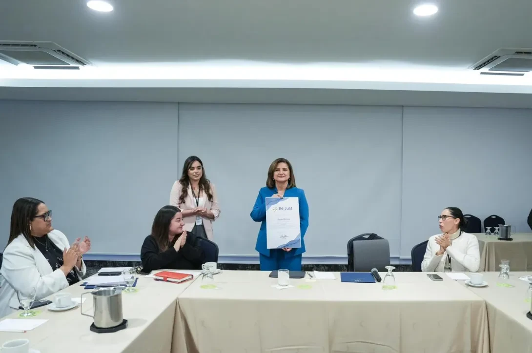 Vicepresidenta, Dra. Karin Herrera recibiendo un reconocimiento 
