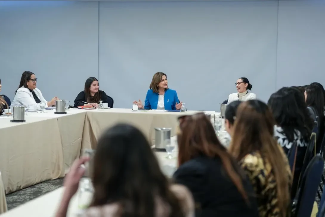 Vicepresidenta durante el encuentro con mujeres jóvenes profesionales