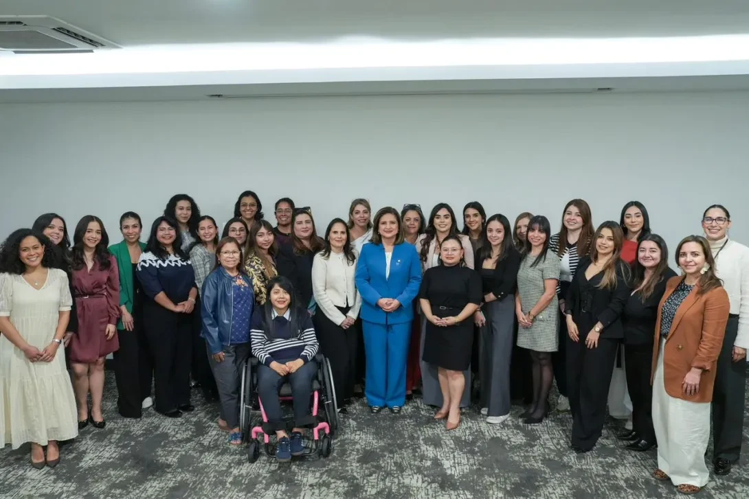 Encuentro con mujeres jóvenes profesionales en el espacio denominado “Cafecito con Be Just- Believe in Justice”,