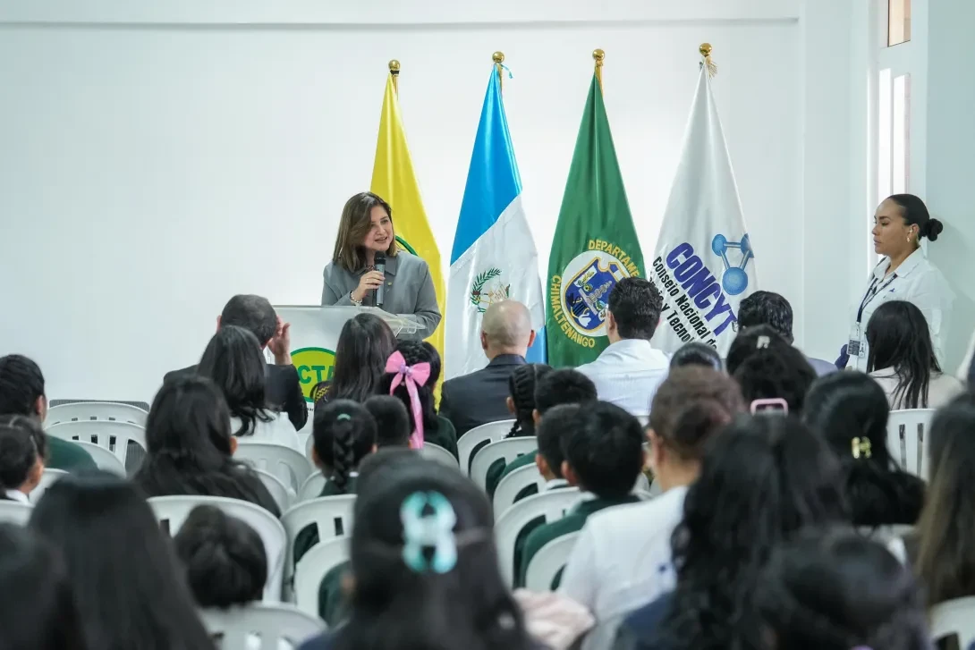 Vicepresidenta de la República, Dra. Karin Herrera durante el acto protocolario