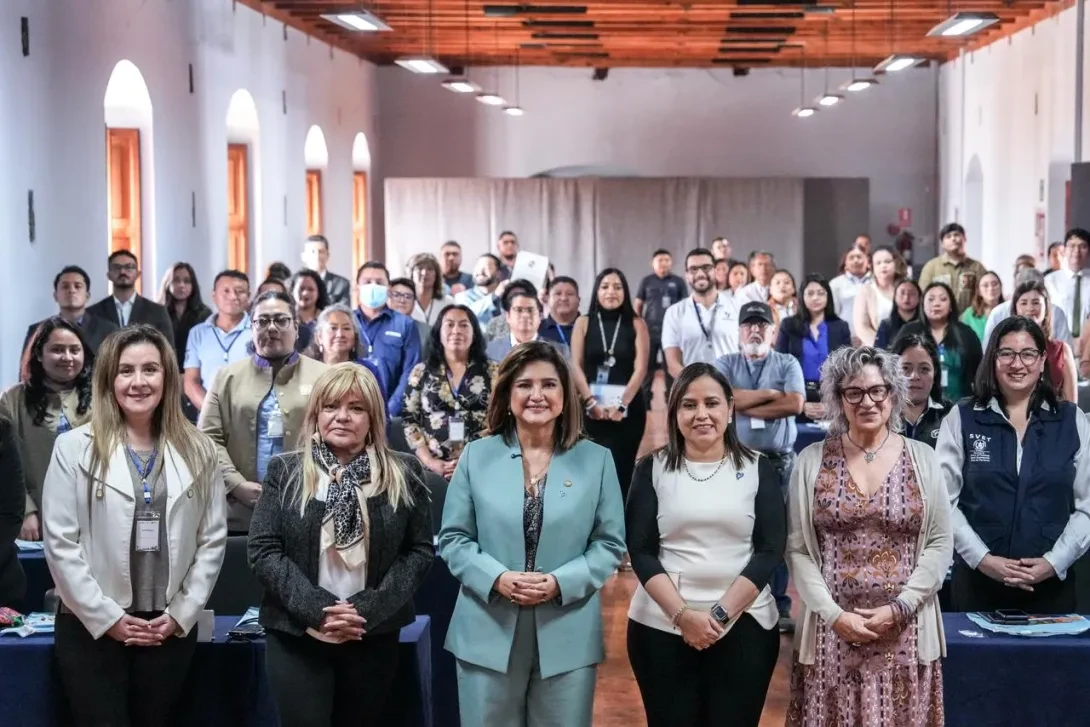 Vicepresidenta, Dra. Karin Herrera con las autoridades y representantes de comercios del municipio
